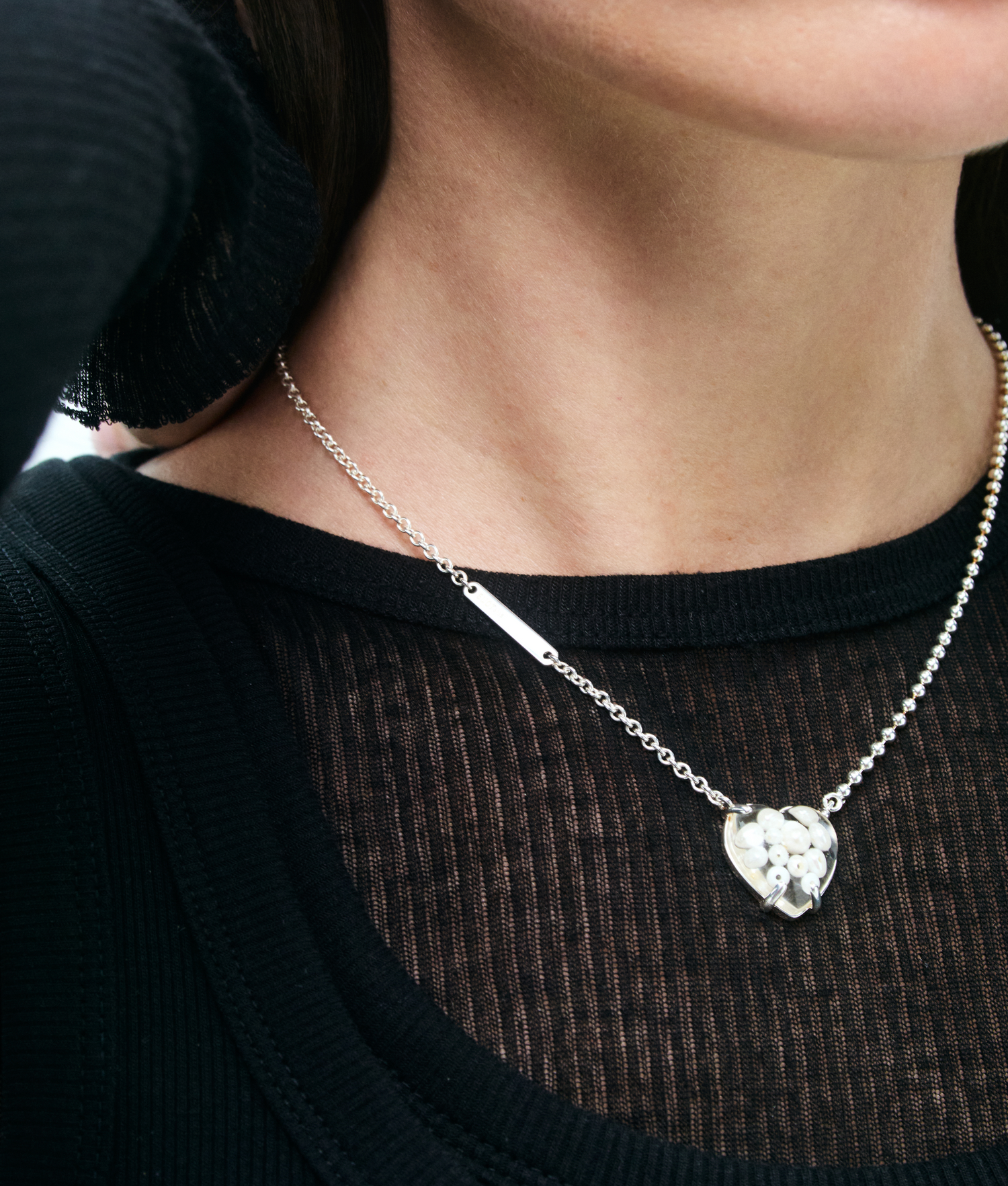 COLLAR DE CORAZÓN DE PERLAS ENCAPSULADAS EN PLATA DE LEY